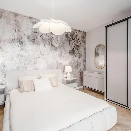 Brand New! Private Jacuzzi - Terrace - Parking Apartment Warsaw