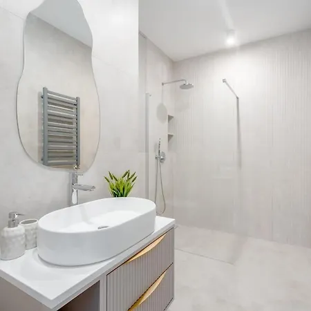 Brand New! Private Jacuzzi - Terrace - Parking *