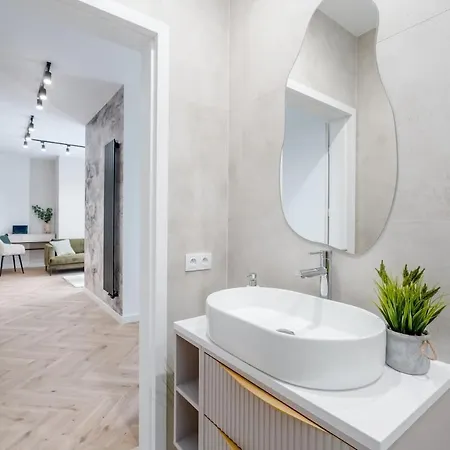 Brand New! Private Jacuzzi - Terrace - Parking Apartment
